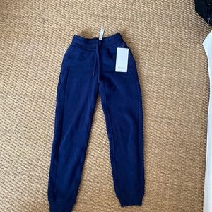 NWT Lululemon Scuba Jogger size 0. Navy